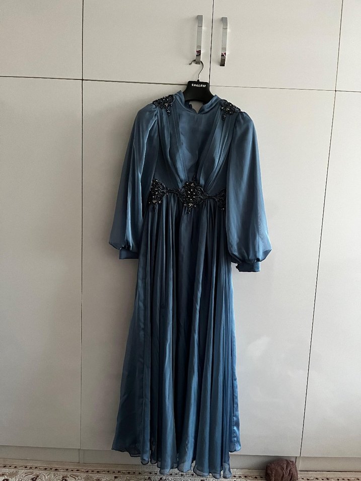 Mavi Nakışlı Uzun Kollu Kadın Abiye Elbise şalıda var - Görsel 2