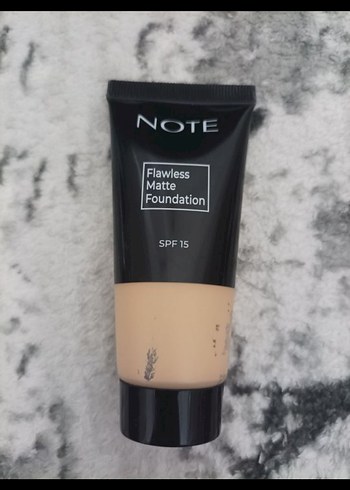 Note Note Flawless Matte Fondöten 25ml - 02 Orta