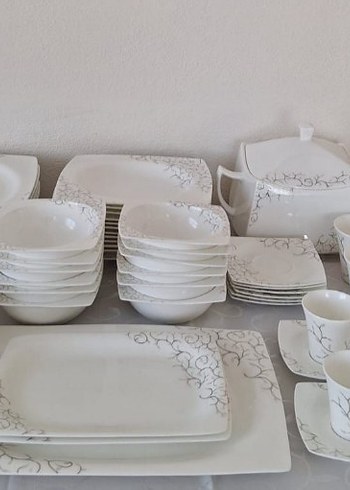 Karaca 12 Kişilik 82 Parça Porselen Yemek ve Çay Seti