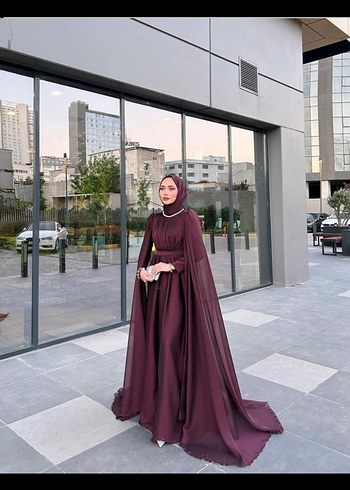 Bordo pelerinli abiye