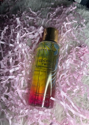 Victoria's Secret Ruby Rose Kadın Parfüm Spreyi 250ml - Görsel 6