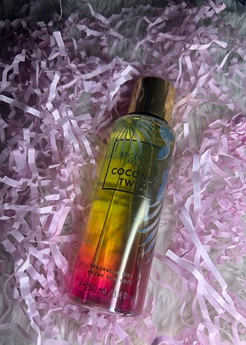 Victoria's Secret Ruby Rose Kadın Parfüm Spreyi 250ml - Görsel 2
