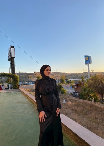 s Beden Drapeli Siyah Uzun Elbise