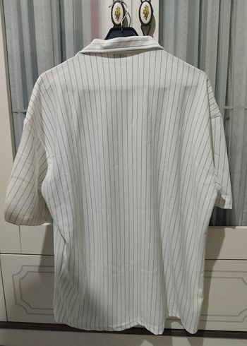 Erkek Beyaz Düğmeli V Yaka Gömlek - Görsel 3