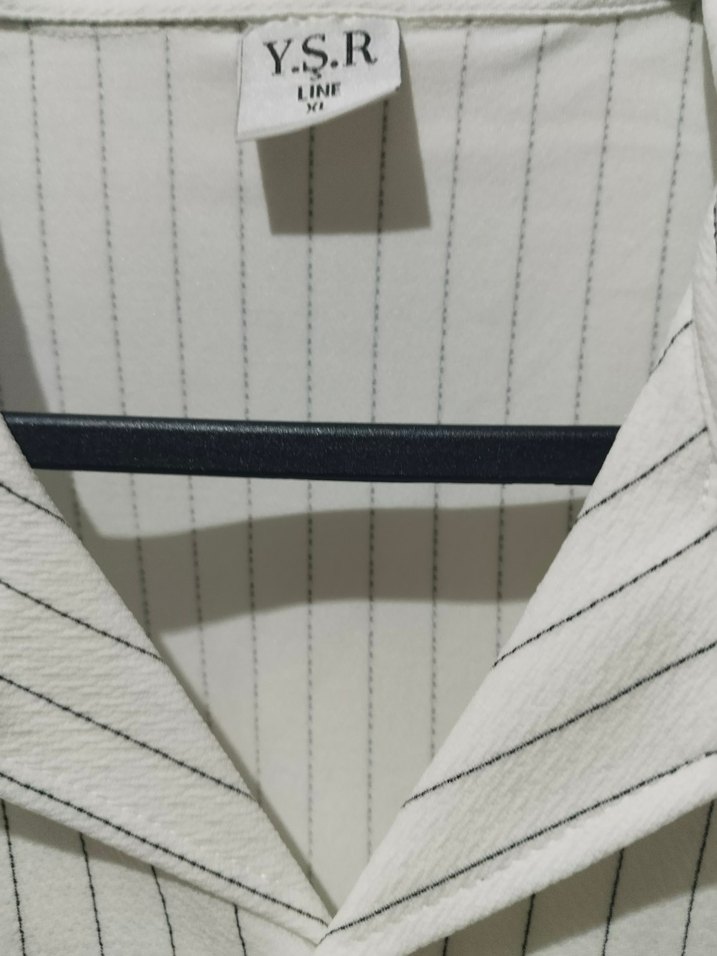 Erkek Beyaz Düğmeli V Yaka Gömlek - Görsel 2