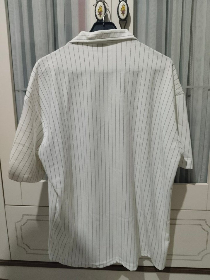 Erkek Beyaz Düğmeli V Yaka Gömlek - Görsel 3