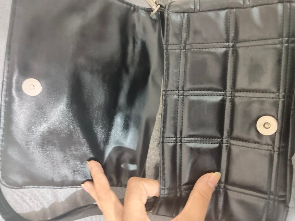 Kare Desenli Siyah Deri Kadın Çanta - Görsel 3