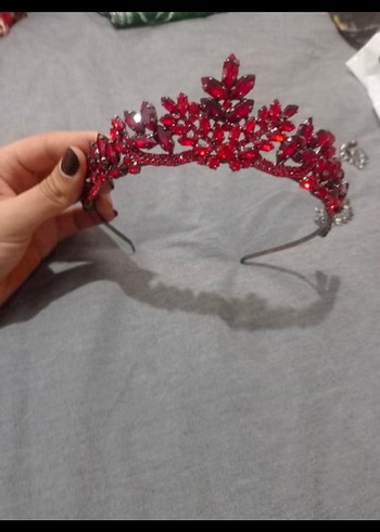  Beden kırmızı Renk Koyu Kırmızı Cam Taşlı Taç ve Küpe Seti ( Kına gecesi)