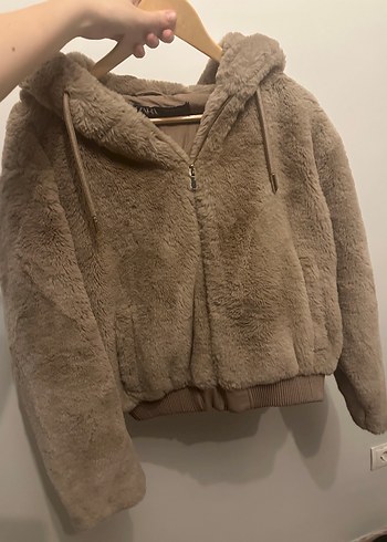 Zara Kapüşonlu, kürk detaylı bej kadın mont