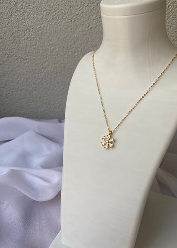 Çelik beyaz çiçekli gold kolye
