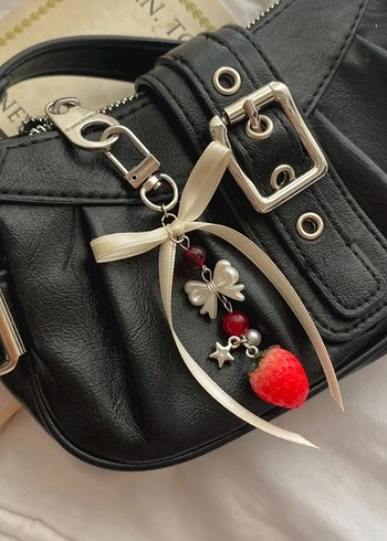 Kırmızı Çilek ve Kelebek Detaylı Gotik Anahtarlık