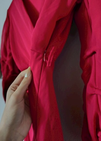 Kırmızı V Yaka Vatkalı Midi Elbise - Görsel 2