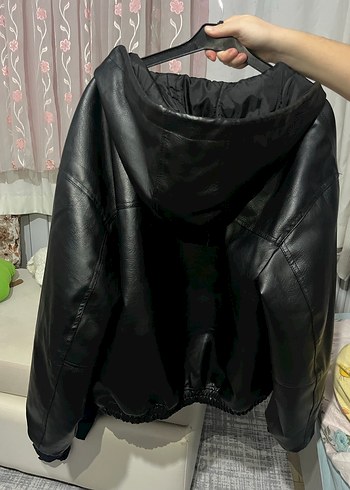 Kadın Siyah Deri Fermuarlı Ceket BERSHKA - Görsel 3