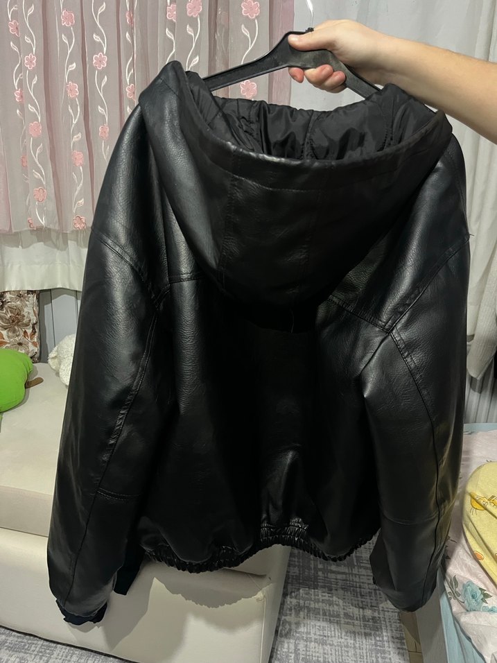 Kadın Siyah Deri Fermuarlı Ceket BERSHKA - Görsel 3