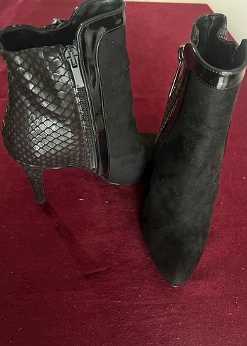 Diğer Siyah Süet Stiletto Topuklu Kemerli Bot