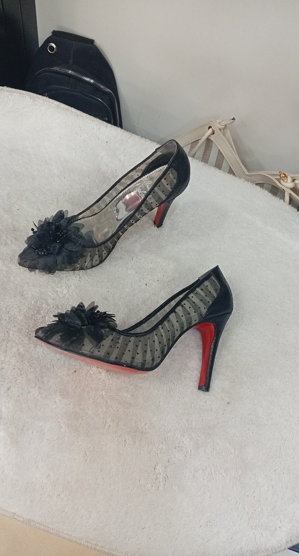 Siyah Çiçekli Fırfırlı Yüksek Topuklu Kadın Ayakkabı - Görsel 2