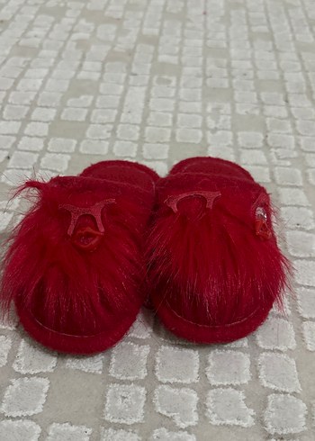 Kırmızı Kürklü Kadın Ev Terliği