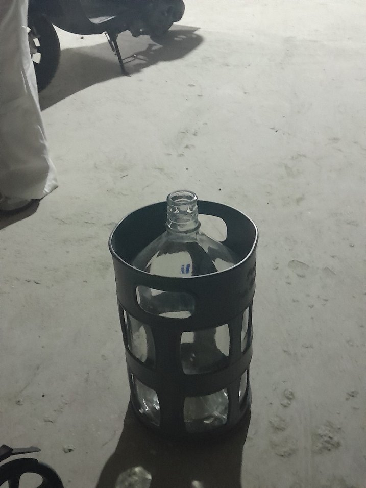 erikli Siyah Plastik Korumalı cam su bidonu erikli - Görsel 2