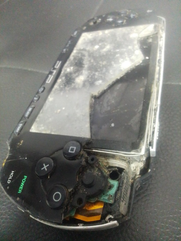 Hasarlı PSP Oyun Konsolu - Görsel 2