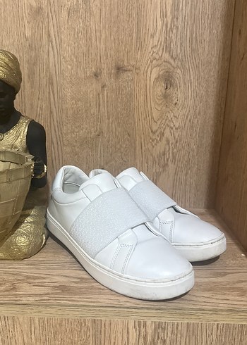 Beyaz Bantlı Minimalist Kadın Spor Ayakkabı