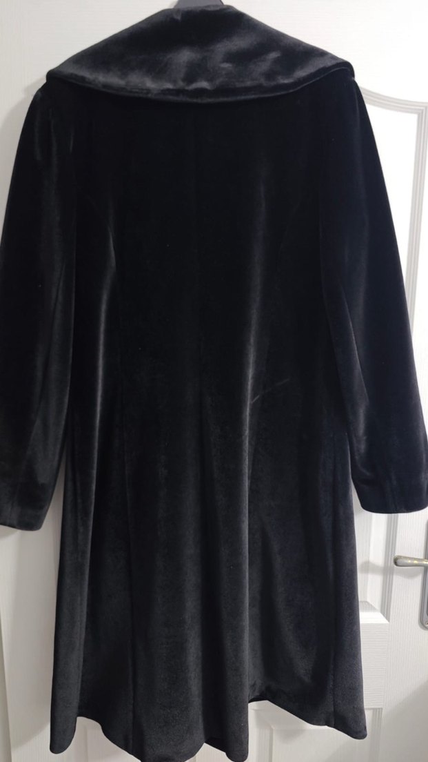 Uzun Siyah Kadın Kaban - Gotik Stil - Görsel 4