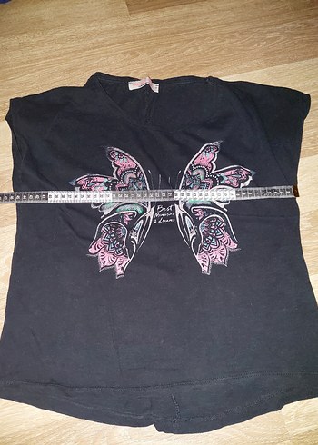 Kelebek Baskılı Siyah V Yaka tişört - Görsel 2