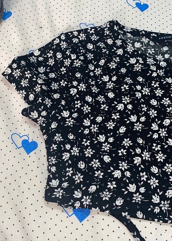 Siyah Çiçek Desenli Bağcıklı Bluz - Görsel 3