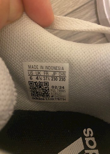37 Beden beyaz Renk Adidas Beyaz Siyah Çizgili Bağcıklı Spor Ayakkabı