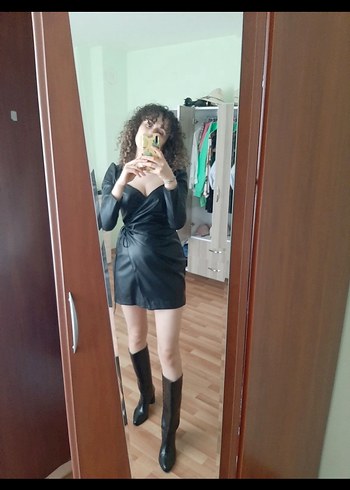 Siyah Deri V Yakalı Kısa Elbise