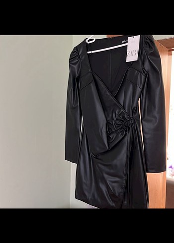 Zara Siyah Deri V Yakalı Kısa Elbise