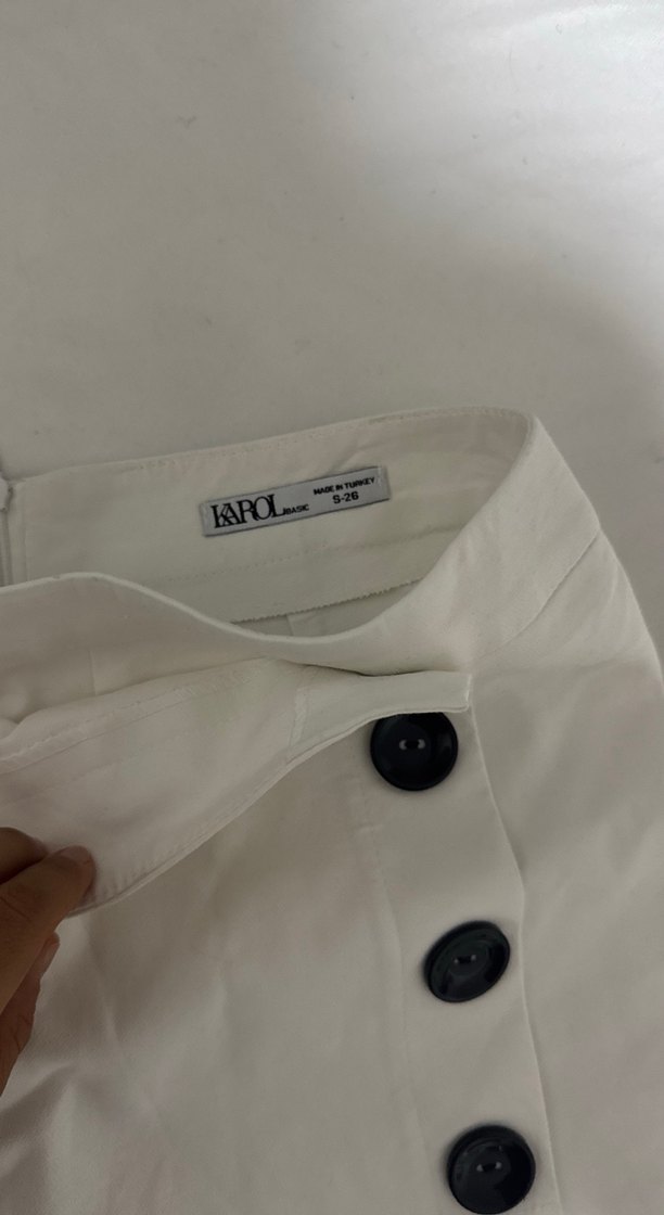 Düğmeli Beyaz Midi Kumaş Kadın Şort - Görsel 2