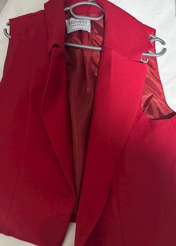 Kırmızı Düğmeli Kolsuz Midi Blazer