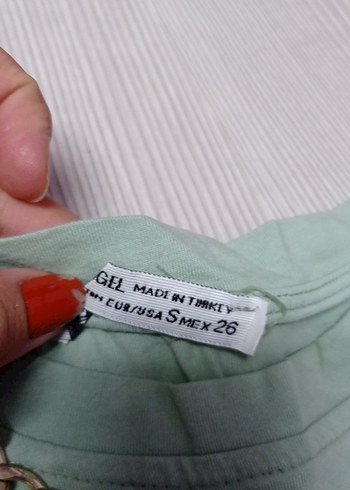 s Beden Altın Zincir Detaylı Pastel Kadın Tişört