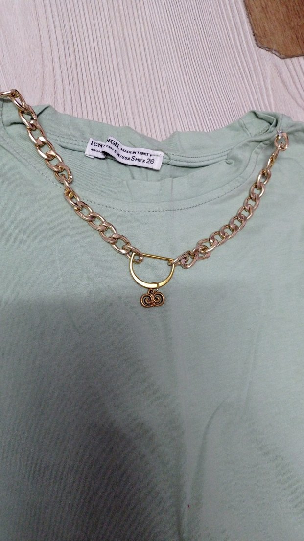 Altın Zincir Detaylı Pastel Kadın Tişört - Görsel 2