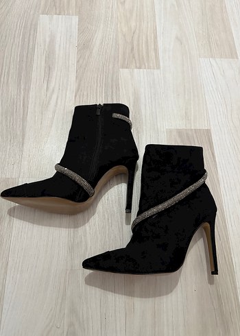 Siyah Süet Yılan Desenli Taşlı Stiletto Bot