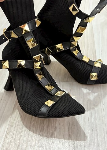 Sivri Burunlu Tokalı Siyah Stiletto Bot