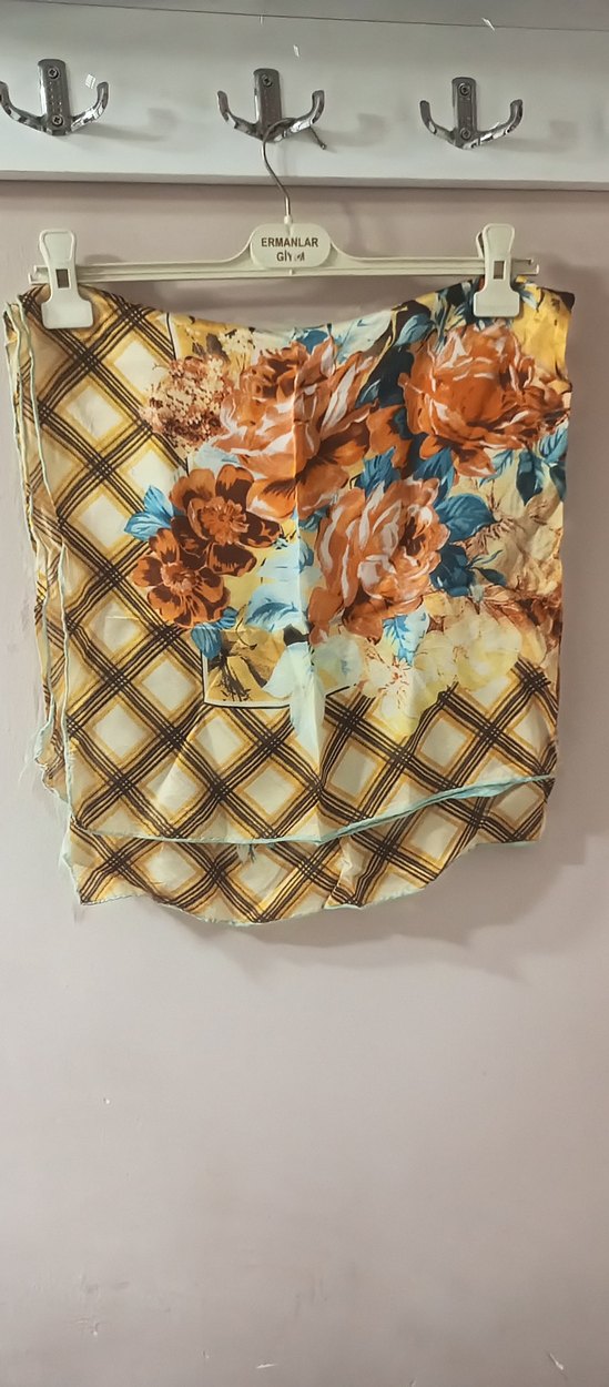 ipek.Bej Pastel Çiçekli Kadın esarp - Görsel 2