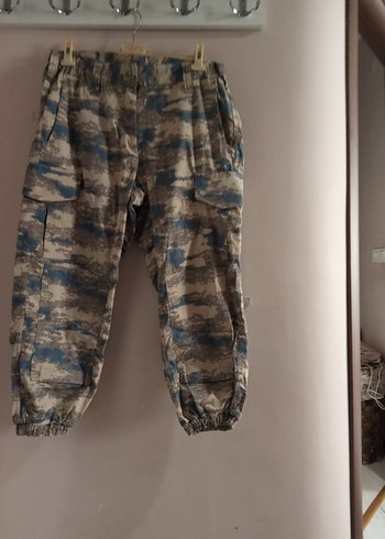 Kadın Kamuflaj Desenli Bol Kesim Kemerli Pantolon - Görsel 3