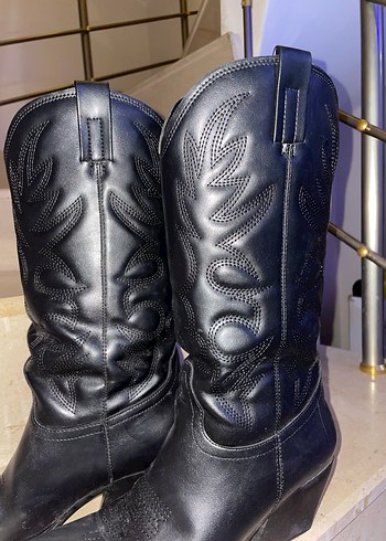 Nakışlı Siyah Deri Diz Boyu Kadın Çizme - Görsel 3