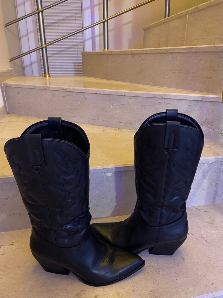 Nakışlı Siyah Deri Diz Boyu Kadın Çizme - Görsel 4