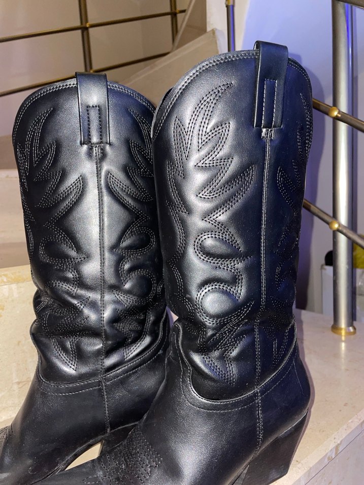 Nakışlı Siyah Deri Diz Boyu Kadın Çizme - Görsel 3