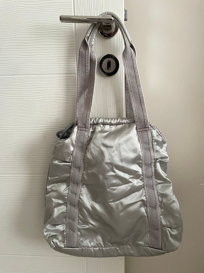 Gri Metalik Nike Kadın Spor Çantası ORİJİNAL - Görsel 2