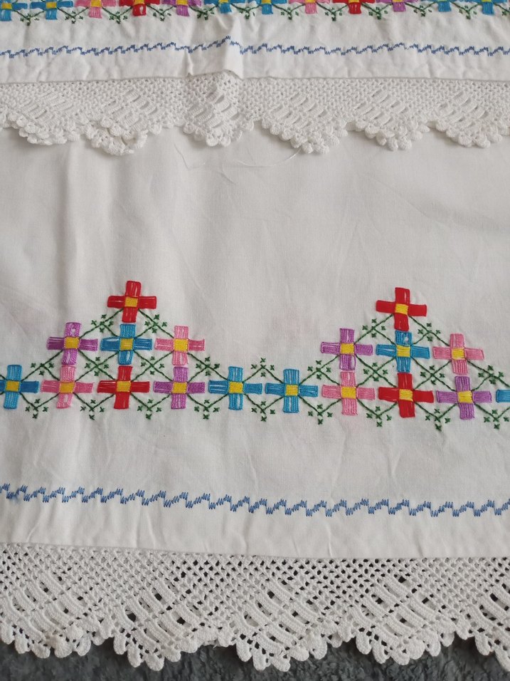 ESKİLERDEN KANAVİÇE İŞLEMELİ TAKIM (1 ETEK 2 KÜS YASTIĞI) - Görsel 4