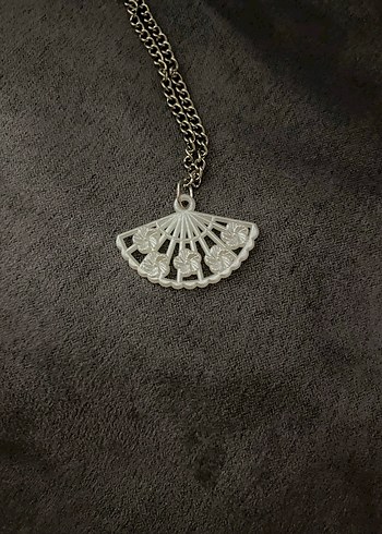 İşlemeli Beyaz Yelpaze Detaylı Zincir Bileklik - Görsel 3