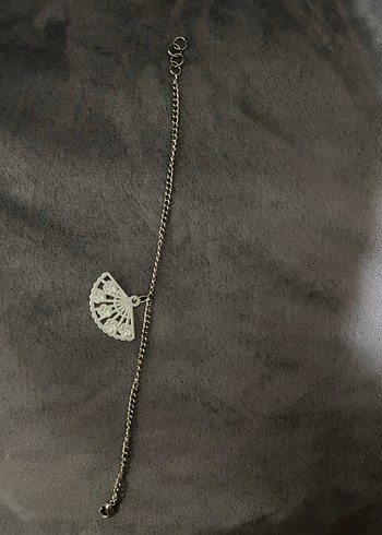 İşlemeli Beyaz Yelpaze Detaylı Zincir Bileklik - Görsel 2