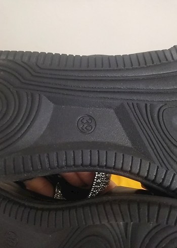 Siyah Parlak Dolgu Topuklu Kadın Sandalet - Görsel 3