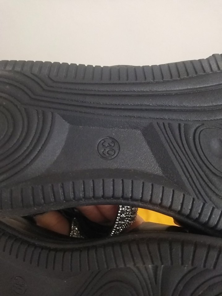 Siyah Parlak Dolgu Topuklu Kadın Sandalet - Görsel 3