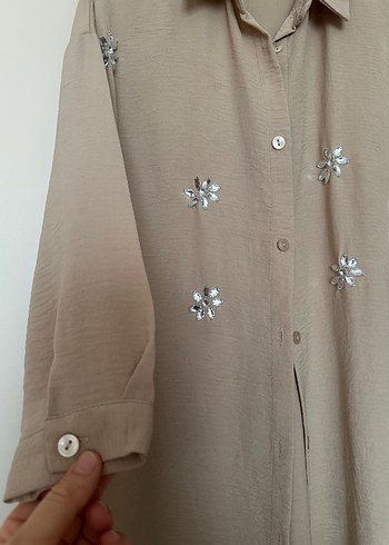 Önü taşlı yarım Kollu bej renk Kadın Gömlek - Görsel 3