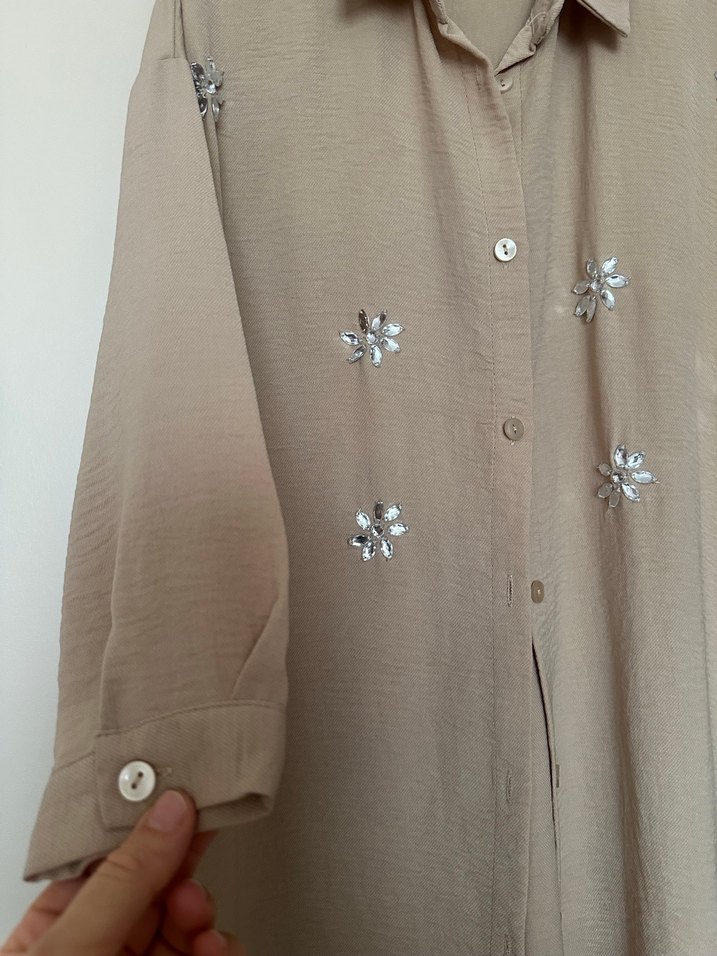 Önü taşlı yarım Kollu bej renk Kadın Gömlek - Görsel 3