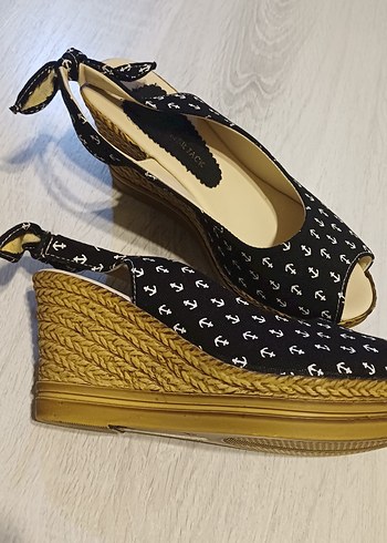 Siyah Desenli Kadın Dolgu Topuklu Ayakkabı - Görsel 2